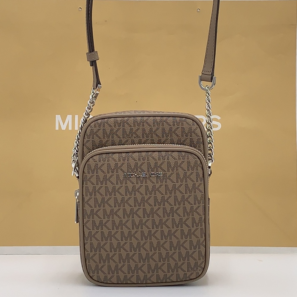 MICHAEL KORS
Jet Set Travel Medium Signature Logo Crossbody Bag
COLOR DUSK - Picture 8 of 16